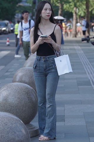 逛街的蓝色牛仔美眉