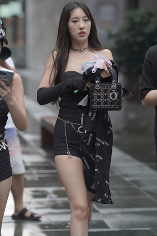 街拍黑色热裤美腿小姐姐
