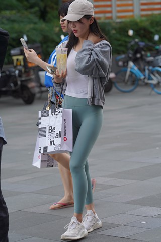 街拍紧身裤美眉