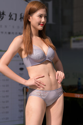 一模两套美女模特