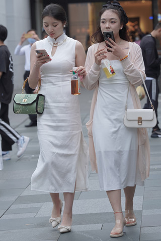 街拍偶遇逛街的白裙姐妹