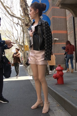 搭讪街拍粉色裤丸子头气质美女