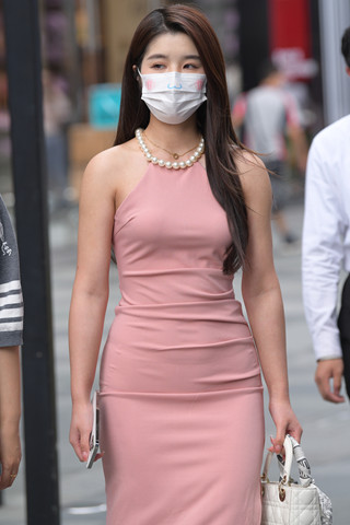 街拍粉色长裙，凉高跟御姐