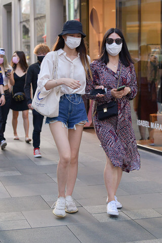 白衬衫热牛小美女