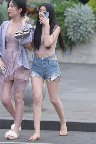 抓拍白皙的热裤美眉