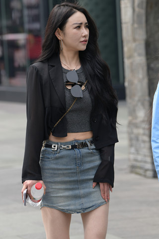 街拍牛仔裙小姐姐