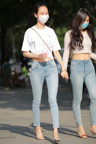 街拍紧身牛仔裤姐妹