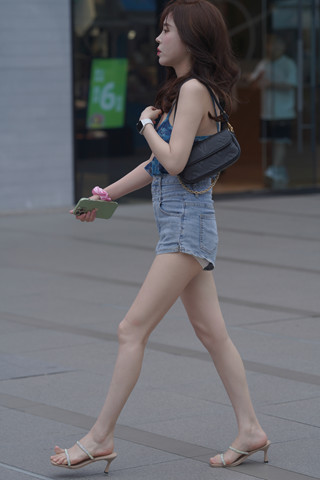 街拍高腰热裤长腿美女