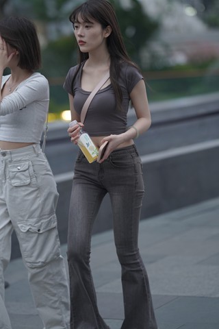 街拍灰色牛仔美眉