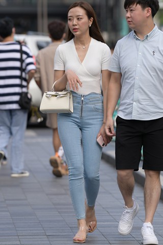 街拍蓝色牛仔裤美姐