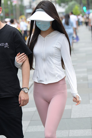 街拍粉色紧身裤女盆友