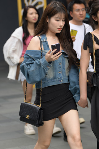 街拍大长腿御姐，颜值非常耐看