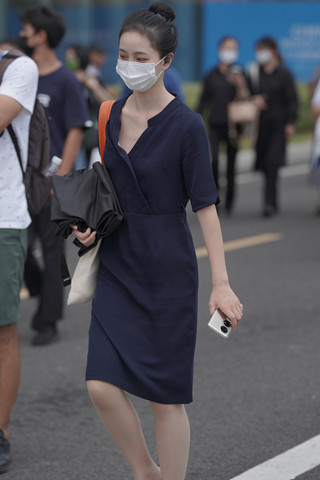 深蓝色裙肉思小姐姐