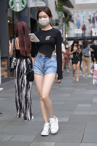 街拍黑色T恤牛仔热裤美腿mm