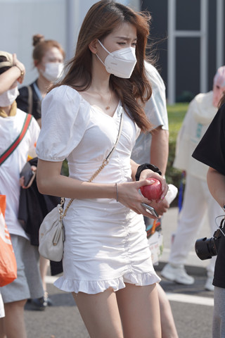 白裙白皙小姐姐