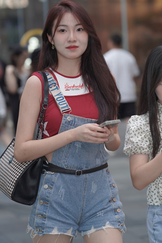 背带牛仔热裤小姐姐