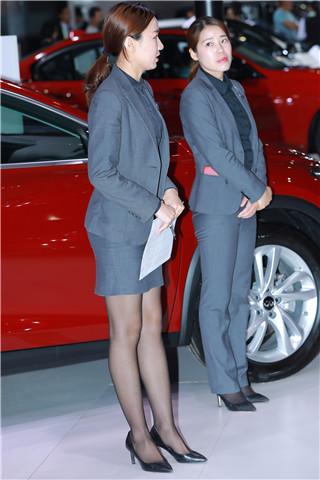 街拍丝袜短裙制服美女