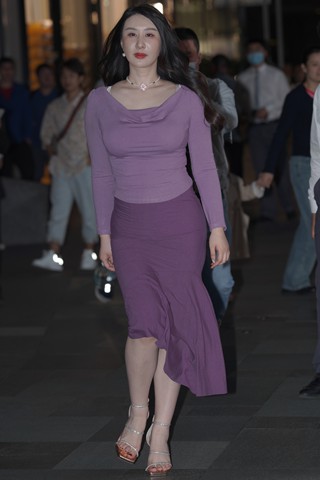 夜拍紫色长裙韵味美妇