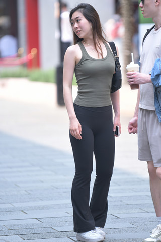 街拍黑色长裤美眉