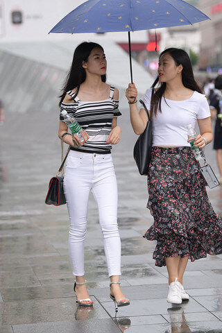 街拍紧身白裤女孩与闺蜜