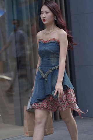 街拍抹胸短裙气质小仙女