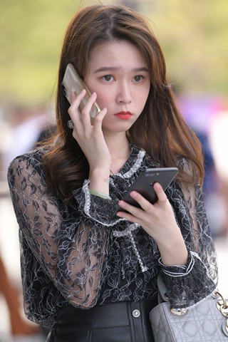 街拍白皙时尚美腿小姐姐