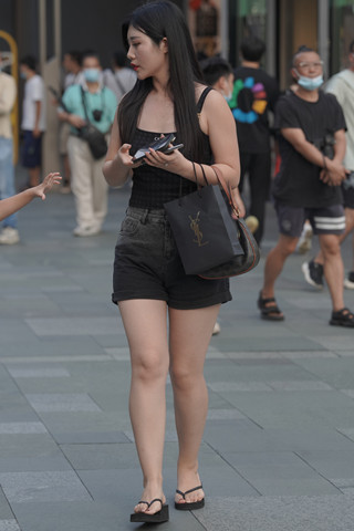 黑色热裤美腿美姐