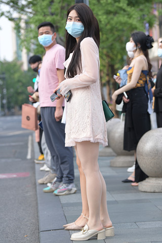 街拍超薄丝连衣裙小姐姐