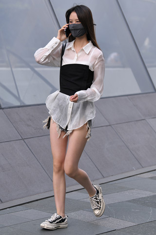 打电话的热裤美眉