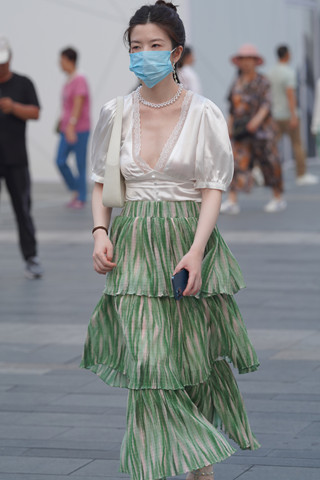 深V拼接裙白皙美妞