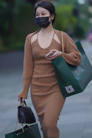 逛街购物的美姐