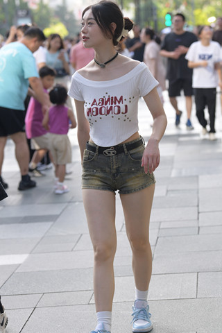 街拍热裤小妹