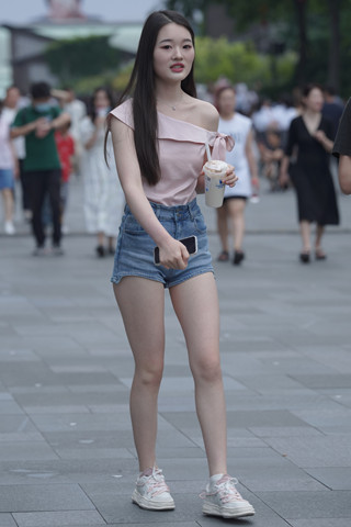 街拍美腿热裤小姐姐