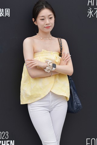 一蓝一白时尚美女