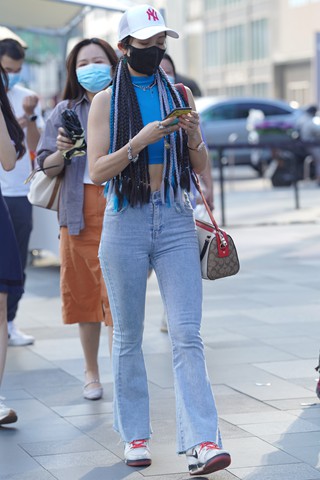 街拍牛仔长裤时尚靓姐