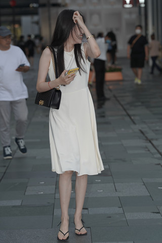 街拍米白色连衣裙人字拖小姐姐