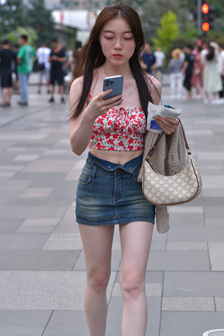 街拍夏日热裤女生