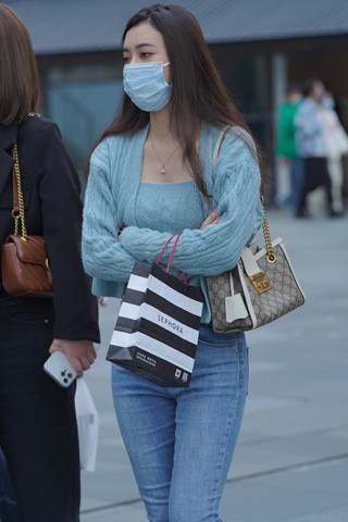 街拍长靴牛仔裤小姐姐