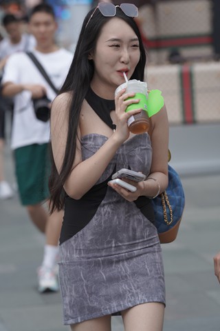 短裙白皙高跟靓女