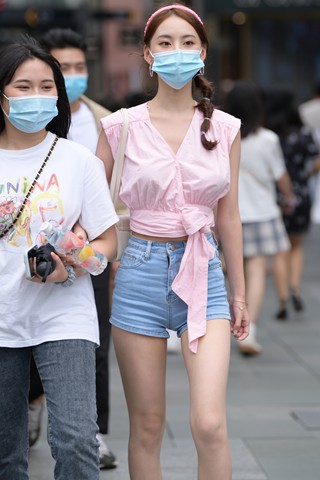 街拍粉色衬衫，热裤美眉