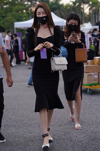 黑色裙时尚靓丽美姐