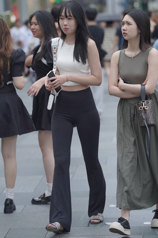 街拍黑色长裤小姐姐