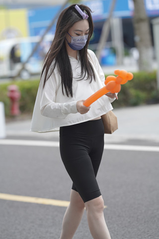 半长紧身黑色裤美眉