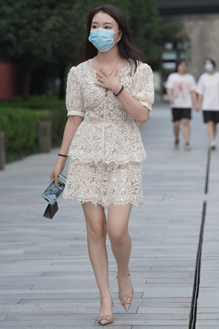 街拍镂空白裙美女
