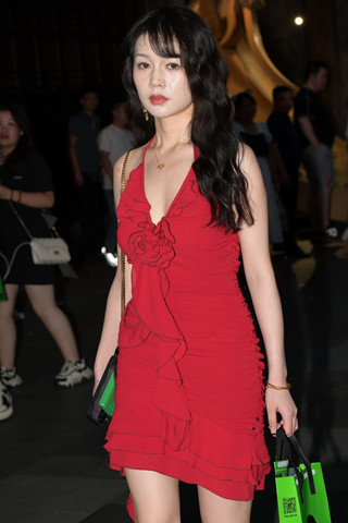 街拍红裙时尚美女